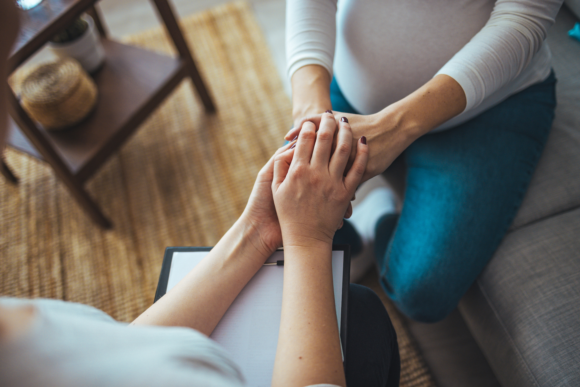 Doula und Schwangere im Kontakt